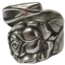 Rosen-Besteckschmuck, ein Ring aus Besteck, ungefähr Größe 64 (20,5).