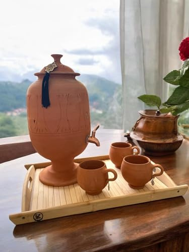 JARRE EN TERRE CUITE AVEC ROBINET : UNE MANIÈRE NATURELLE DE PURIFIER VOTRE EAU - ENSEMBLE COMPLET AVEC 3 TASSES ET UN PLATEAU EN BOIS INCLUS, CAPACITÉ DE 2+ ou - LITRES (Sans pienture)