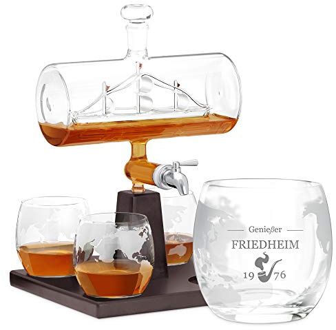 Maverton Whisky Karaffe mit Gravur - Schiff mit Edelstahl-Wasserhahn, 1000 ml - 4er Whiskygläser Set - Whisky Dekanter - Genießer
