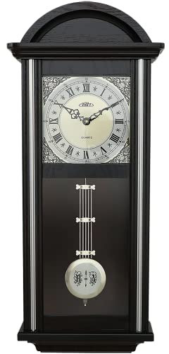 PRIM Wanduhr Pendulum III – B, Retro Design, 610 x 250 x 90 mm, Verziertes Zifferblatt, Pendel-Wanduhr aus Holz, Quarz-Uhrwerk, Dunkelbraun