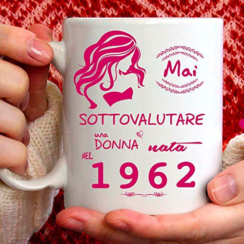 Tee Design Tazza 1962 Compleanno Donna 64 Anni, Idea Regalo Mai Sottovalutare una Donna nata nel 1962 - Tazze per Regali Divertenti - Gadget Divertente