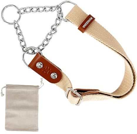 Martingale-Zugstopp-Halsband für Hunde mit Kette. Beige & Cognac, M. | Handgefertigt in Spanien; weiches Baumwoll-Polyesterband, spanische Lederdetails und begrenzter Zugweg gegen Herausschlüpfen.
