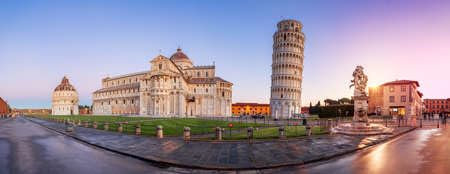 Poster-Bild 160 x 60 cm: PISA, ITALIEN - 17. DEZEMBER 2021: Der Schiefe Turm von Pisa auf dem Platz der Wunder in der Dämmerung. (191096809)