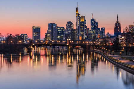 Acryl-Bild 140 x 90 cm: Frankfurter Skyline am Abend bei Sonnenuntergang. Hochhäuser aus Bankenviertel und Main mit Reflexionen. Beleuchtete Häuser und (164956089)