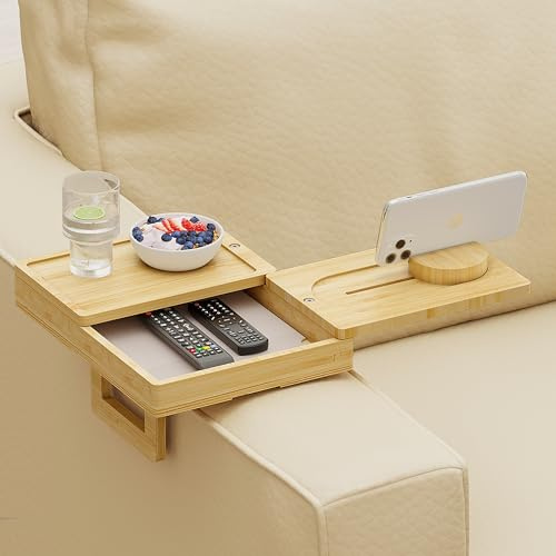 Wealone Bandeja de bambú para brazo de sofá con 2 bandejas giratorias, mesa ajustable con clip para brazo de sofá con caja de almacenamiento y soporte para teléfono de 360°, mesa con reposabrazos de
