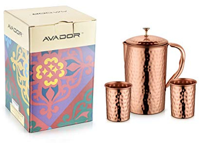 AVADOR Handgefertigter Krug aus 100 % reinem Kupfer, mit 2 Glasgläsern, gehämmerter Oberfläche, Ayurveda-Gesundheitsvorteil