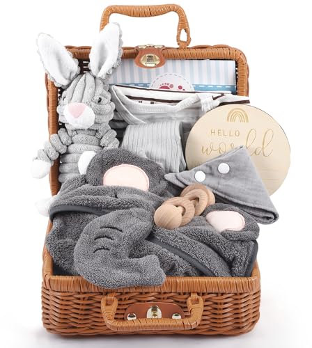 Vehoukli Geschenke zur Geburt für Jungen und Mädchen - 9-Teiliges Personalisiertes Baby-Geschenkset für Neugeborene mit Schmusetuch, Decke, Lätzchen, Socken, Dreieckstuch and Wooden Rattle