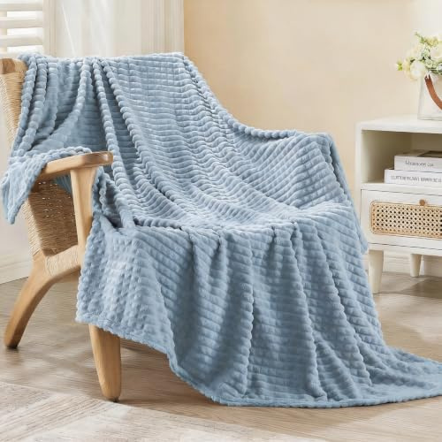 EMME Kuscheldecke 130x150 Fleece Weich Warm Flauschig Grün Tagesdecke | OEKO-TEX Zertifiziert Mit 3D-Touch-Erlebnis Als Überwurfdecke Couchdecke Sofadecke Wohndecke Für Erwachsene Ganzjährig