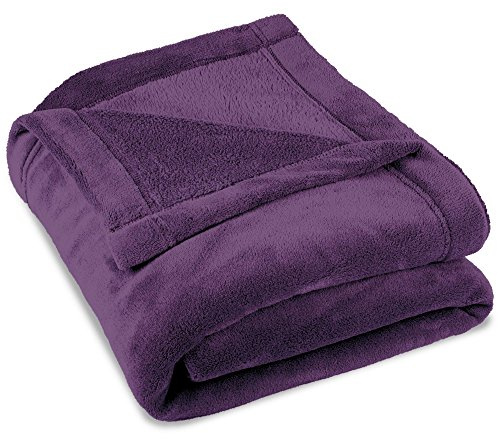 CelinaTex Flauschige Kuscheldecke XXL 220 x 240 cm lila Decke Sofa warm Wohndecke weich Mikrofaser Fleece Oeko-TEX Montreal