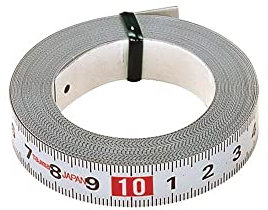 Tajima Bandmaß PIT Measure (1 m, selbstklebende Rückseite zur Befestigung auf Oberflächen, für Werkbänke, Breite 13 mm, Farbe Weiß, Japanstahl, korrosionsbeständig) PIT10