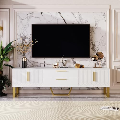 Mueble bajo para TV de 170 cm, color blanco brillante con asas y patas doradas, 4 puertas con patrón grabado, 2 cajones, organizador de cables, tablero de fibra de densidad media resistente, diseño