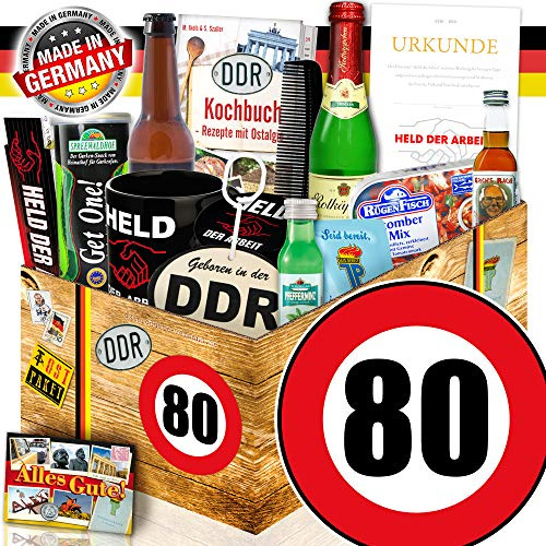 DDR Männer Paket - 13 Ostprodukte im Geschenkset inkl. Kochbuch - Opa | Geschenk Korb mit Pfeffi, Sekt, Bier und Ostalgie Artikeln - Ideal zum 80. Geburtstag oder Weihnachten für Männer