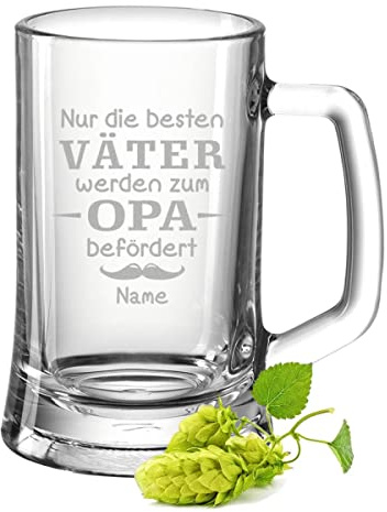 GRAVURZEILE Bierkrug mit Gravur - Nur die besten Väter werden zum Opa befördert - Personalisiert mit Namen - Bierseidel Geschenk - Geschenke für Männer zum Vatertag Größe 0,5 L