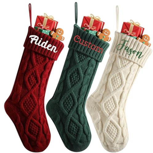 Individuelle Weihnachtsstrümpfe mit gestickten Namen, personalisierbar, bestickter Namen, gestrickte Strümpfe für rustikale Bauernhaus/Landhaus-Kamindekoration (2 Stück)