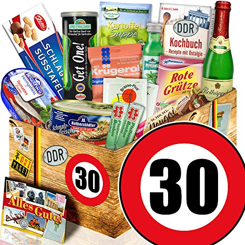 Ostalgie Geschenkset L - DDR Geschenkbox zum 30. Geburtstag mit Kochbuch | Kulinarisches Ostpaket inklusive Rotkäppchen Sekt, Spreewaldgurke, Viba Nougat und weiteren DDR Klassikern zum Genießen.