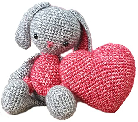 Hardicraft Häkelpaket Häkelset zum selber machen mit Anleitung und Material für Kaninchen Pipa mit Herz, ca 20 cm, Herz 10 x 10 cm. Individuelles Geschenk