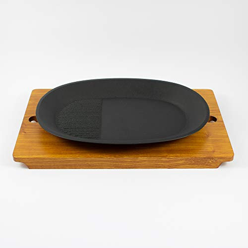 Kamasada Grill-Pfanne, oval, aus Gusseisen, inkl. Holzuntersatz, geeignet für Induktion, Ceran und Gas-Herd, Back-Ofen, BBQ, Feuerstelle. Traumhaft für Fisch, Steak, Fleisch, Gemüse, Brat-Kartoffeln