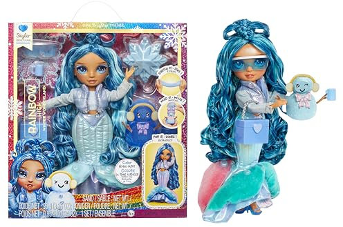 Rainbow High Winter Wonderland Skyler – Blaue 27,9 cm große Modepuppe mit magischem Schnee, versteckt in Mode, der Sich mit Wasser aufbläst, und Schneemann-Set, tolles Geschenk für Kinder von 4–12