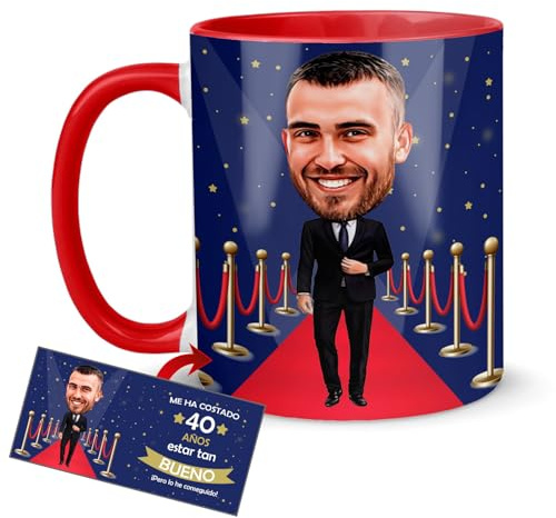 Kembilove® Taza Cumpleaños Hombre Graciosa | Personalizada con Caricatura y Edad | Regalo Original Divertido para Él | Cerámica 330ml | Estilo Alfombra Roja | Edición Limitada