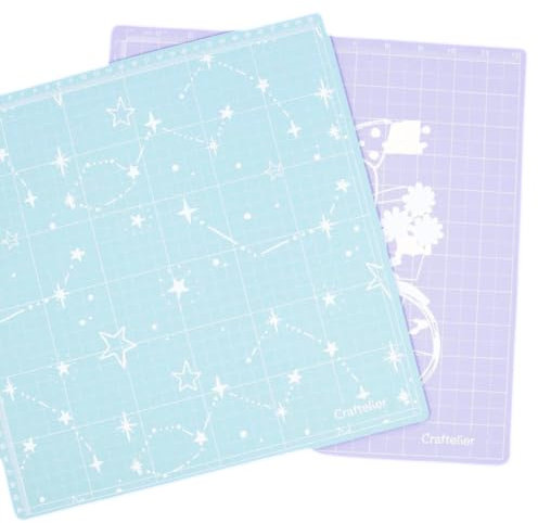 Craftelier - Doppelseitige selbstheilende Schneidematte mit Zentimeter- und Zollmessung für Scrapbooking | Größe 32,5 x 32,5 x 0,3 cm - Farbe Türkis und Violett mit gestempelten Motiven