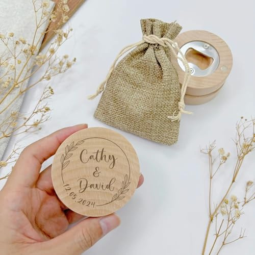 Recuerdos de boda personalizados de madera para nevera, imán para abrebotellas de cerveza, regalo de recuerdo de invitados de boda con bolsa de arpillera (40 unidades)