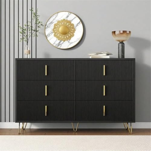 Elegante Kommode mit modernem Design, goldenen Griffen & großzügigem Stauraum.