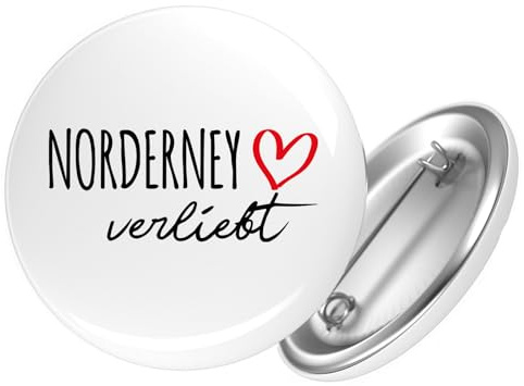 Huuraa Button Norderney verliebt Geschenk | 25mm Pin Accessoire rund mit Sicherheitsnadel Ansteckbutton Geschenkidee Anstecknadeln für Jacken Rucksäcke