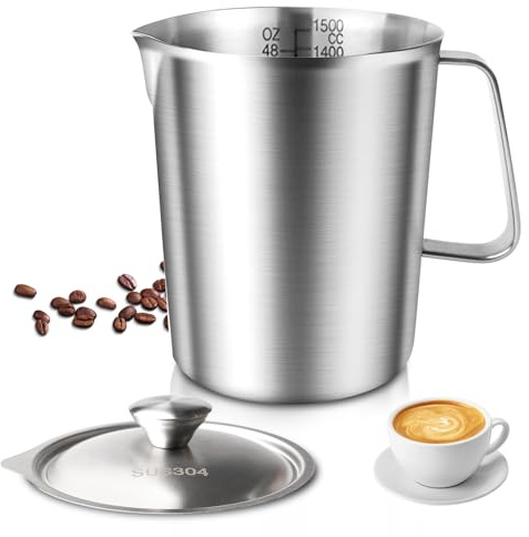 Messbecher Edelstahl 1500ML mit Deckel, 304 Edelstahl Messbecher mit Griff & Skalierung, Spülmaschinengeeignetes Milchkännchen, Robuster Milchaufschäumbecher für Küche, Backen, Milch (1,5L)