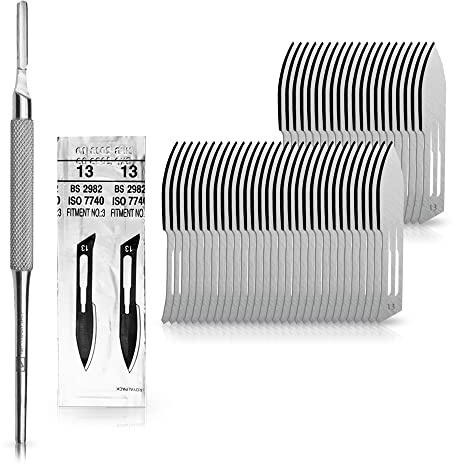 Set - 50 Stück Skalpellklingen Figur 13 aus Karbonstahl - Ersatzklingen einzeln steril verpackt + 1x May - Skalpell-Halter mit rundem Griff - Edelstahl | Flexibles Schneideinstrument für Kosmetik und DIY. Erlaubt völlig freie Drehungen.