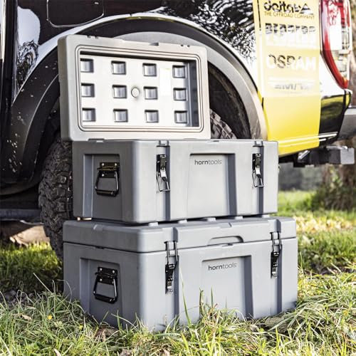 horntools Transportbox - Wasserdichte Reisebox - Lagerbox Stapelbar - 3,6mm dickes Polyethylen - Sichere Befestigung & Verschlüsse - Auto, Dachträger, Jagd, Boot & Camping Zubehör - 50l