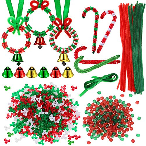 HOWAF 1200 Stück Weihnachts Bastelset, Weihnachtsperlen Kunststoff Tri Perlen, 50 Stück Pfeifenreiniger Chenille Stiel, 5m grüne Bänder, 6 Stück Glocken für Weihnachts Ferien Baumschmuck