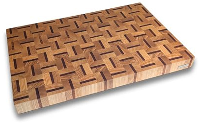 Premium XXXL Stirnholzbrett 60×40×4,5 cm aus Esche & Sapelli – Schneidebrett Hackblock mit rutschfesten Füßen – Massives Küchenbrett mit geflochtenem Muster