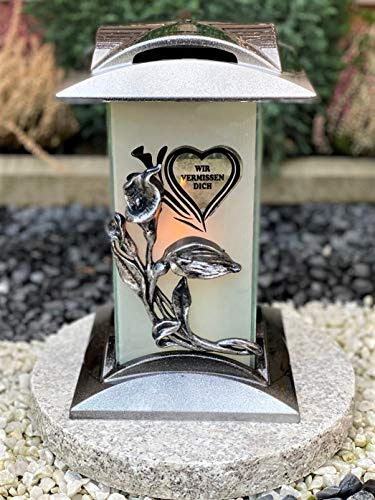 Grablampe mit Beschriftung - Wir Vermissen Dich mit Blumen Motiv Grablicht (H27 cm) Kerze Grabkerze Grabdekoration Grabschmuck Gartenlampe incl. inkl. Einsatz