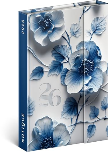 NOTIQUE Terminkalender 2026 - Mini Taschenplaner ca. A6 mit Magnetverschluss, Kompakter Wochenkalender 11x16cm, Hardcover Buchkalender mit Monatsübersicht (Porzellanblume)