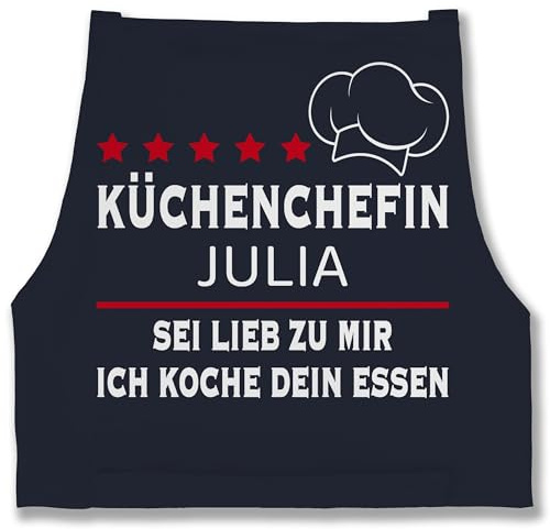 Geschenk mit Namen personalisiert by Shirtracer - Schürze - Kochschürze Damen Frauen - Küchenchefin mit Name | Sei lieb zu mir ich koche dein Essen | Chefköchin