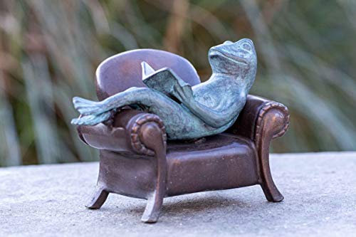 IDYL Bronze-Skulptur Lesender Frosch auf einem Sofa | 13x11x18 cm | Tierfigur aus Bronze handgefertigt | Gartenskulptur oder Teich-Dekoration | Hochwertiges Kunsthandwerk | Wetterfest
