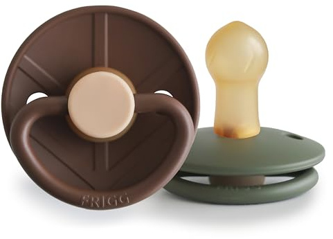 FRIGG Little Viking Latex Schnuller | 2'er Packung | Naturkautschuk | BPA-Frei | Hergestellt in Dänemark | Symmetrischer Sauger in Kirschform | (Cocoa/Olive, Größe 1 (0-6 Monate))