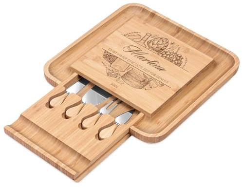 Maverton Käsebrett Servierplatte mit Gravur + 4er Käsemesser Set - aus Holz - 34x34cm - Geschenke für Frauen zum Geburtstag - Zeit für Genuss