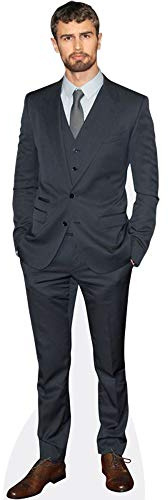 Theo James (Grey Suit) tamano reducido