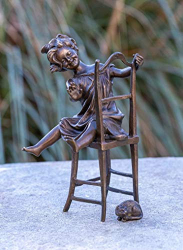 IDYL Bronze-Skulptur Mädchen auf einem Stuhl | 22x11x10 cm | Kinderfigur aus Bronze handgefertigt | Gartenskulptur oder Wohnbereich-Dekoration | Hochwertiges Kunsthandwerk | Wetterfest