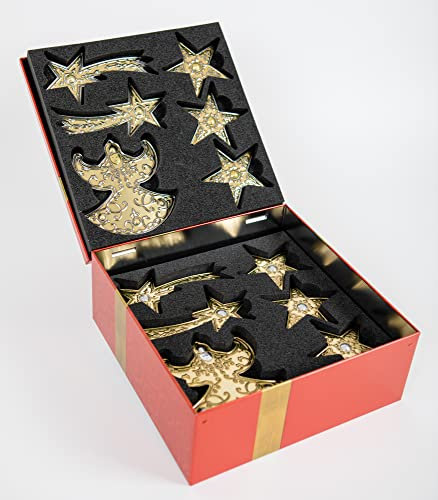 MediMuc Christbaumschmuck Truhe rot, mit 18 Baumschmuck Anhängern - lebensmittelecht Keksdose - Maße: (L x B x H): 26,2 x 26,2x 10,2cm - Vol. ca. 7,0L