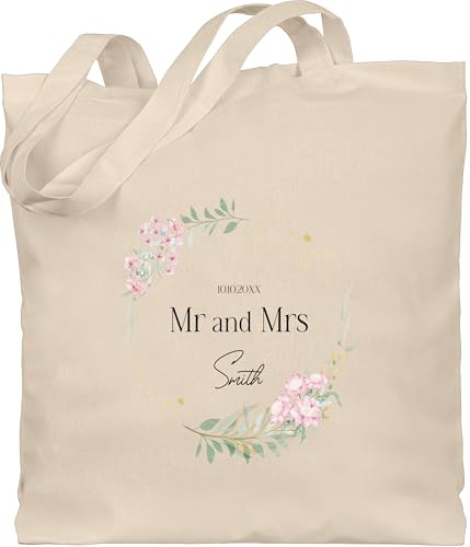 Geschenk mit Namen personalisiert by Shirtracer - Baumwolltasche - - Taschen - Mr and Mrs Name Blumenkranz I Just married Geschenkidee Brautpaar persönliche Geschenke zur Hochzeit I Wedding Gift
