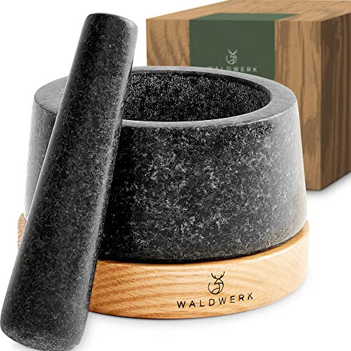 WALDWERK Mortero con Mano (14 cm de diámetro) – Mortero cocina sobre una base elegante y estable de madera de roble – Mortero piedra con mazo extra largo de granito natural
