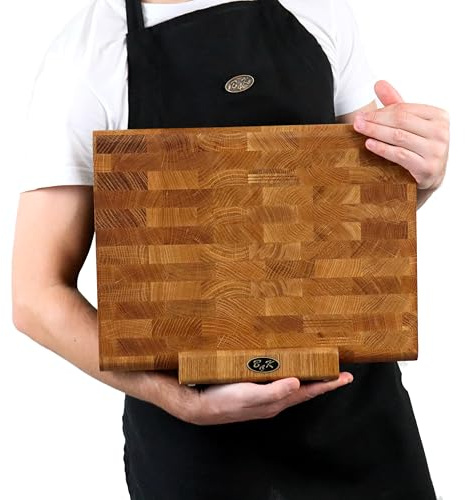 B4K® Schneidebrett aus Eiche Stirnholz 40 × 30 cm Inkl. Ständer | Massiver Hackblock mit Ständer, Antibakterielles Hirnholzbrett, Mit Griffen & Silikonfüßen, Für Küche, Fleisch & BBQ