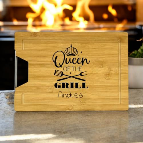 Personalisiertes Schneidebrett mit Saftrille aus Bambus mit Gravur Queen of the Grill und Name, als Geschenk für die Grillmeisterin, die Hobbygrillerin, Chefin am Grill, ca. 38 cm x 28 cm