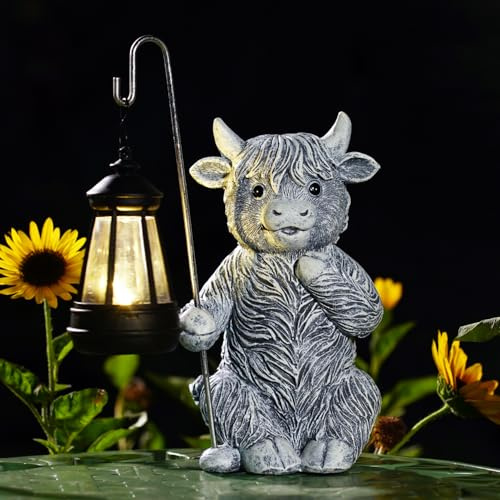 Solarbetriebenes graues Hochlandkuh Gartenornament mit abnehmbarer Laterne – bezauberndes sitzendes Kalb hält Metallstange, Balkon/Terrasse/Rasen-Dekor, einzigartiges Geschenk für Mutter, Frauen und