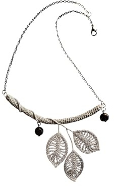 Collana con Ramo e Foglie all’Uncinetto – Cotone Grigio Fatta a Mano con Perline Sfaccettate – Girocollo Romantico Fatto a Mano