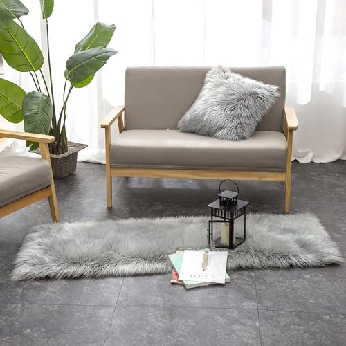 Teppich Wölkchen Alfombra de imitación de Piel de Cordero | Salón Dormitorio Deco | Piel de Oveja como Colcha, cojín de Asiento, Piel para Silla, sofá, Cama | Gris - 50x150 cm Rectángulo