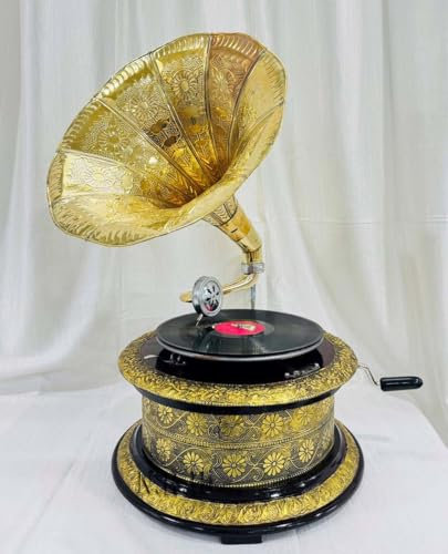 Réplique de gramophone vintage à l'aspect ancien, base en bois avec sculptures florales, haut-parleur en corne dorée (38 x 38 x 68 cm)