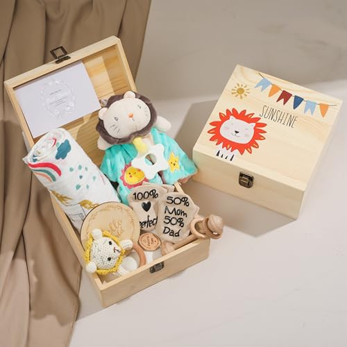 Youuys Baby gåva till födseln presentset, baby gåva pojke och flicka, trälåda baby gåva nyfödda, 8-i-1-set med muslinduk + bomull goseduk + skallra + presentkort (lejon)